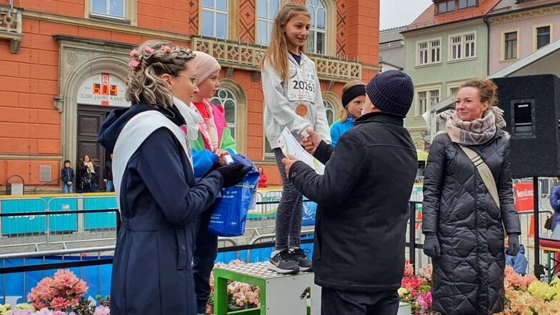 IIna Chigladze von der Grundschule am Forst siegte in der Wertung der Altersklasse U10 bei den Mädchen auf der 2-Kilometer-Distanz. Oberbürgermeister Roland Dantz überreichte gemeinsam mit der Blütenkönigin Julia Petzold (l.) die Urkunden.