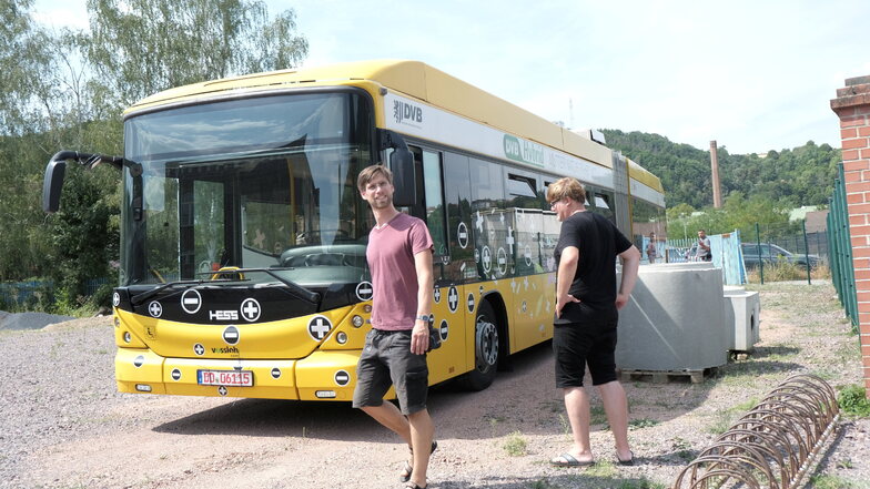 Die Dresdner Verkehrsbetriebe haben den Hybridbus ausrangiert. Am Meißner Elbufer soll er als Jugendtreff ein zweites Leben bekommen.
