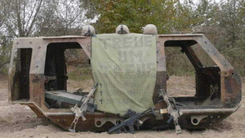 In diesem "Dingo" starben 2010 bei Kundus drei deutsche Soldaten. Fallschirmjäger stellten das Wrack sicher und erinnerten mit dem Spruch "Treue um Treue" an ihre Kameraden. Doch das wurde 2014 mit verboten: Der Spruch wurde durch die Fallschirmspringen d