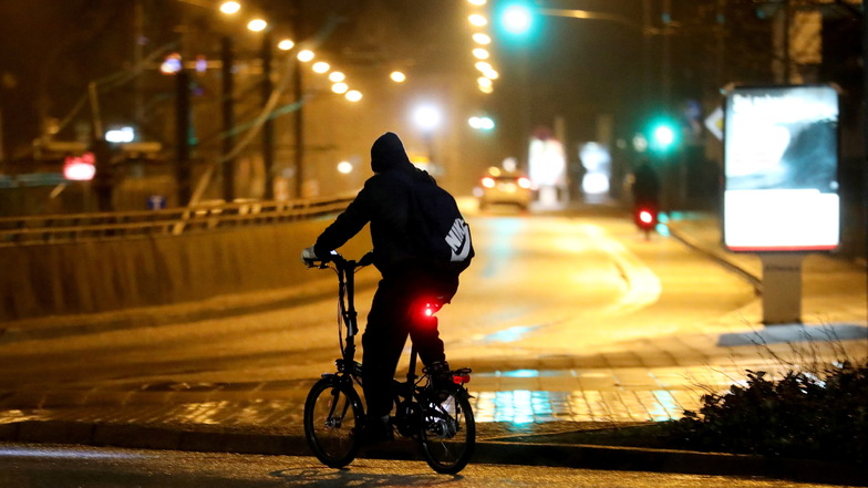 Zu Fuß gehen war für ihn keine Option. Ein betrunkener 21-Jähriger ließ sich in Hoyerswerda gleich zweimal nachts auf seinem Fahrrad erwischen.