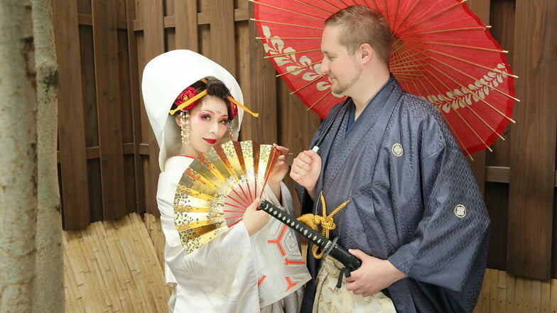 Benjamin Rabe und seine Ehefrau in traditioneller japanischer Tracht.