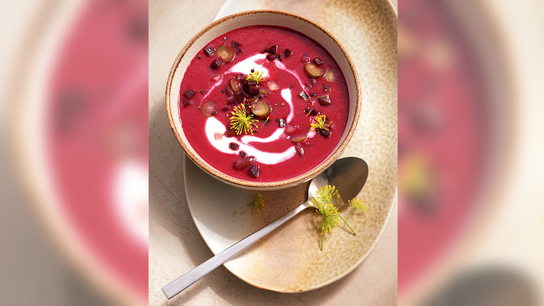 In der "Herzhaften Rote-Bete-Suppe mit Kidneybohnen und Cornichons" stecken viele Antioxidantien aus der Roten Bete sowie gute Ballaststoffe und Proteine aus den Bohnen.