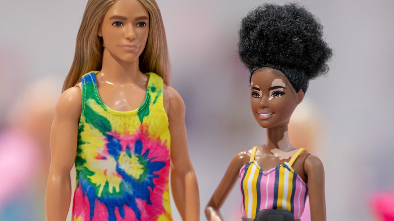 Spielzeughersteller Mattel hat neue Barbie-Puppen vorgestellt, die für mehr Vielfalt stehen sollen. Darunter ist ein Ken mit langem Haar - bislang war dessen Frisur nur aufgemalt. Außerdem gibt es nun eine Puppe mit der Hautkrankheit Vitiligo. 