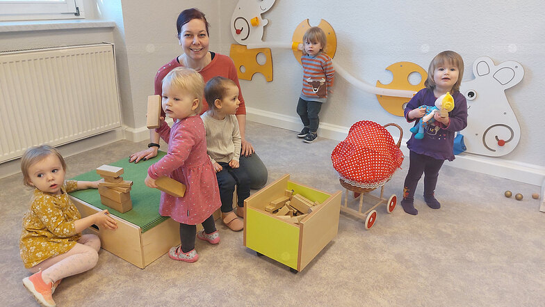 Erzieherin Manja Mohr nimmt mit den Kindern Samira, Emila, Tilda, Arne und Klara (v.li.) den umgebauten Krippenraum in Besitz.