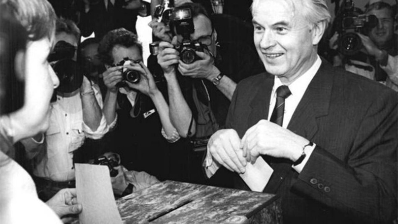 18. März in Berlin: Der bis 12. April 1990 amtierende letzte Vorsitzende des Ministerrates und vorletzte Ministerpräsident der DDR, Hans Modrow, gab seine Stimme im Wahllokal Heinrich-Hertz-Oberschule ab.