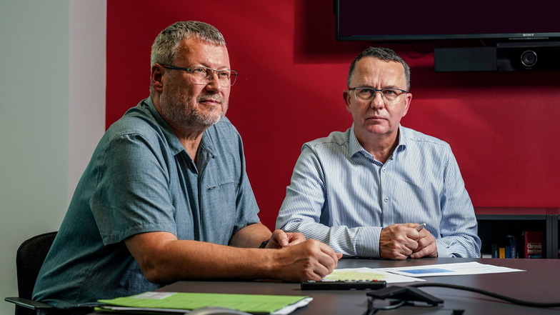 Gerd Valtin (l.), Professor für Elektroenergieversorgung, und Steffen Heine, Geschäftsführer von Sachsen-Netze, erklären, warum der Strom für die Elektrifizierung der Bahnstrecke nach Görlitz ihrer Meinung nach aus dem öffentlichen Netz kommen sollte.