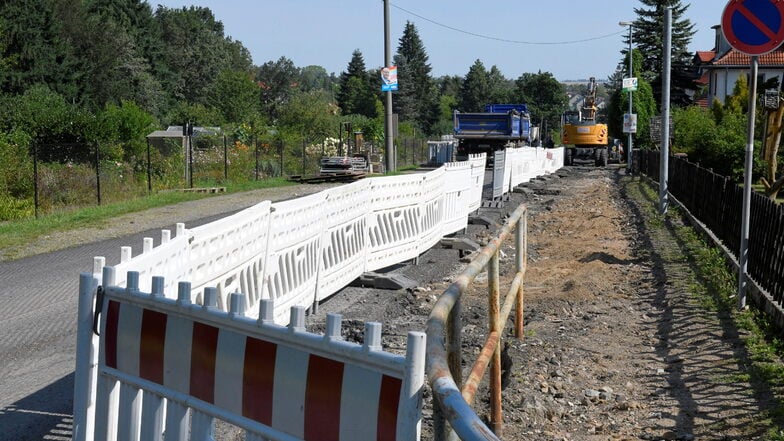 Der Fußweg wird zuerst erneuert, anschließend bekommt die Straße eine frische Asphaltdecke.