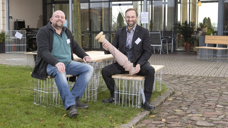 Tischler Dirk Korte (links) aus Großweitzschen und André Knipfer vom Natursteinwerk Mittweida arbeiten zusammen, wenn es um Mobiliar aus Gabionen geht.