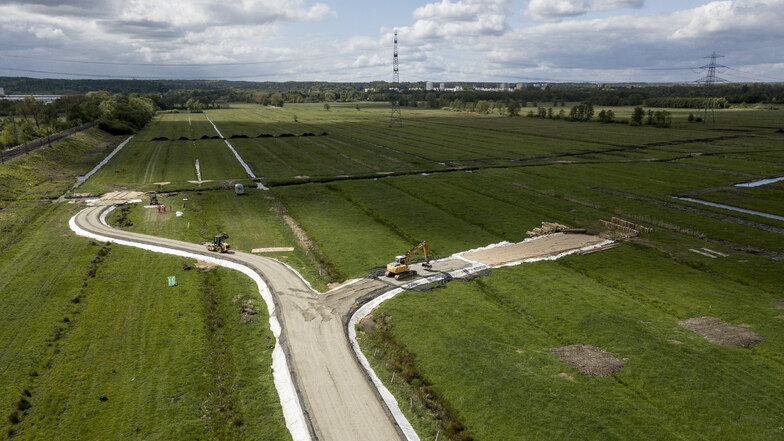 Bauarbeiter haben den ersten Abschnitt beim Neubau der A26 nahe Hamburg begonnen.