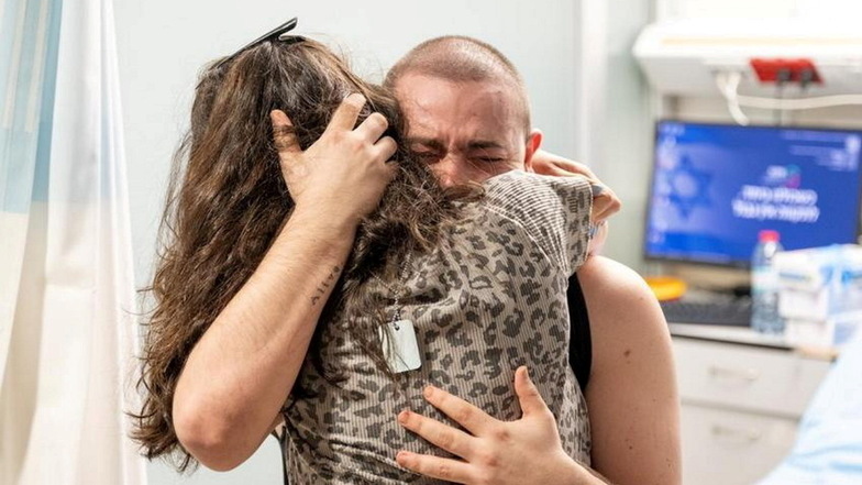Die israelische Geisel Almog Meir Jan umarmt ein Familienmitglied.