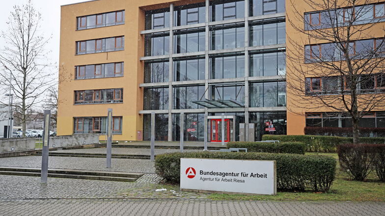 Das Gebäude der Agentur für Arbeit in Riesa. In Meißen, Großenhain und Radebeul gibt es Geschäftsstellen.