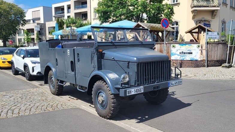 Mit diesem Militärfahrzeug aus der Nachkriegszeit waren neun Männer am Himmelfahrtstag in Dresden unterwegs. Während der Fahrt skandierten sie rechte Parolen und zeigten wiederholt den Hitlergruß.