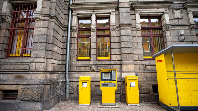 Packstation, Briefmarkenautomat und Briefkästen vor dem ehemaligen Hauptpostamt in Pirna auf der Gartenstraße: Das alles bleibt stehen, der Service wird nicht ausgedünnt.