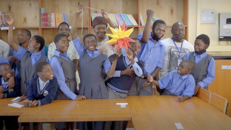 Im Flüchtlingslager Dzaleka in Malawi wurde mit Unterstützung der Herrnhuter Missionshilfe eine Grundschule mit Kindergarten gebaut. Auch hier ist der Stern gern gesehen.