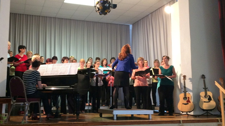 Der Frauenchor Sacka singt! bot 2014 im Kulturhaus Thiendorf sein erstes Konzert. Hier finden dienstagabends jetzt auch die Proben statt.