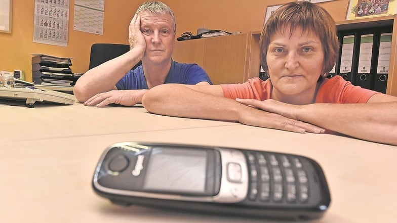 Ratlos sind Heidi und Henry Schekar in Hartmannsdorf. Seit zweieinhalb Wochen ist ihr Festnetztelefon tot. Sie befürchten einen großen Schaden für ihr Bauunternehmen. Denn Anrufer bekommen einen seltsamen Spruch zu hören.