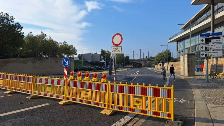 Das Ostraufer am Landtag ist aufgrund des Hochwassers überraschend von der Stadt gesperrt worden.