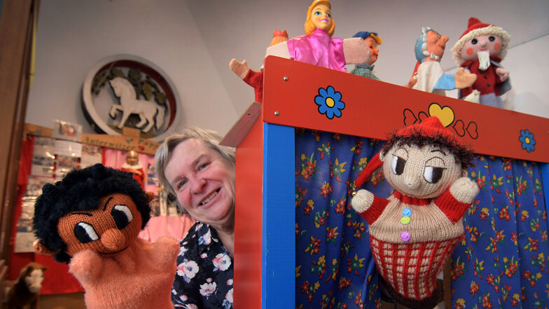Martina Thiele und die Mitglieder des Heimatvereins Roßwein haben mit viel Liebe und Hilfe eine Weihnachtsausstellung gestaltet, bei der sich alles ums Puppentheater und die Figuren dreht.