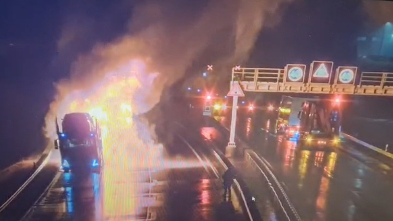 Ein Lkw-Fahrer ist samt brennendem Anhänger sechs Kilometer lang durch den Rennsteigtunnel gefahren.