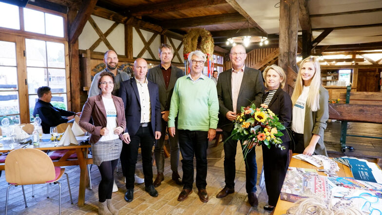 Gruppenfoto des Marketingvereins mit Vorstand und den beiden Angestellten. Axel Fietzek (grüner Pullover) ist der neue Vereinsvorsitzende.