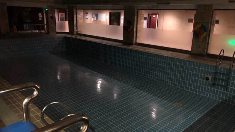 "No good" zeigt die Übersetzungapp im Handy des Hotel-Mitarbeiters an auf die Frage nach den Pool-Öffnungszeiten. Und so sieht das aus, dunkel der Raum, leer das Becken.