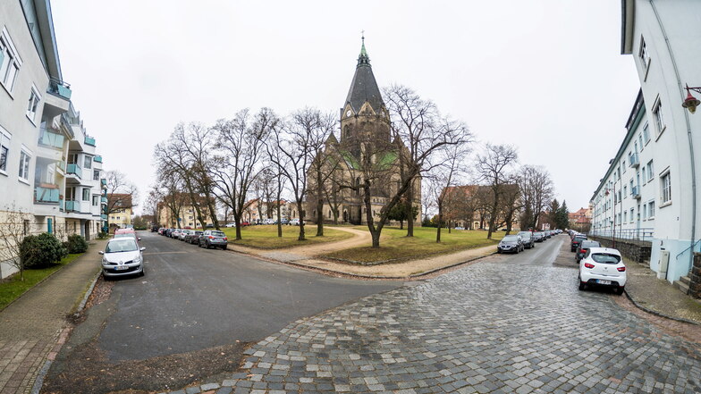 Die Trinitatiskirche bildet den Mittelpunkt des Lutherplatzes in Riesa. In diesem Bereich des Platzes soll es dieses Jahr eine größere Baumaßnahme geben.