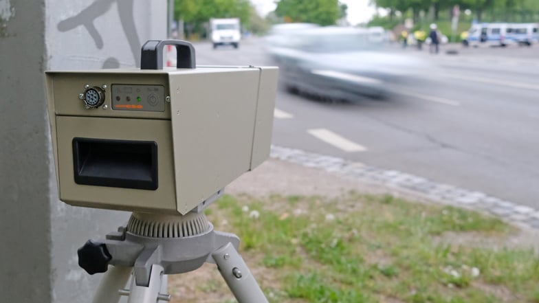 Ein Blitzer ist in Leipzig zur Geschwindigkeitskontrolle aufgebaut worden. Weil das in Wurzen falsch gemacht worden war, gab es rund 200 falsche Verwarnungs- und Bußgeldbescheide.