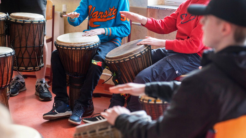 Trommel-Workshop beim „Tag der Kulturen“ in der Oberschule am Kupferberg: Fremde Kulturen kennenzulernen, bereitete den Schülern hör- und sichtbar viel Spaß.