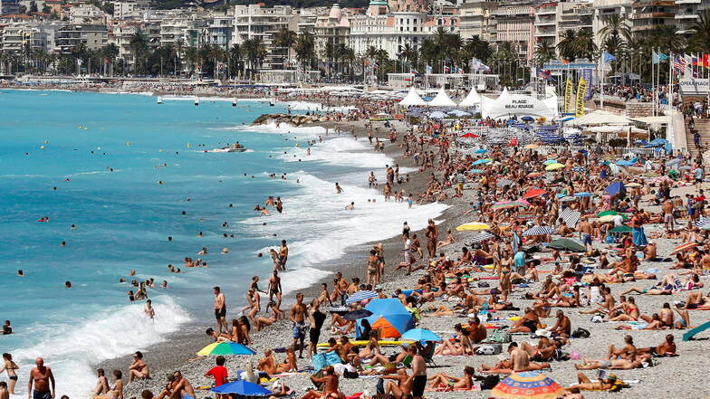 Menschen tummeln sich am überfüllten Strand der "Promenade des Anglais" in Nizza. Die Bundesregierung stuft größere Teile Frankreichs als Corona-Hochrisikogebiet ein.