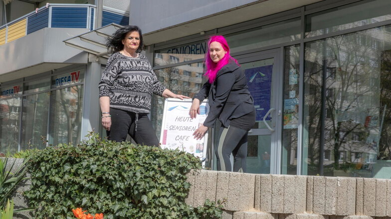 Judith (l.) und Maria Schulze vor dem Büro des Vereins Seniorenselbsthilfe in der Bahnhofstraße 12.