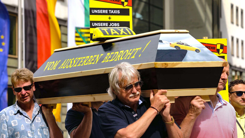 Taxifahrer mit einem symbolischen Sarg vor der Staatskanzlei in Dresden.