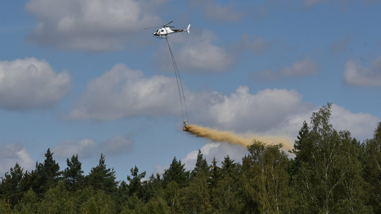 Im nordwestlichen Tharandter Wald streut der Hubschrauber Kalk aus.