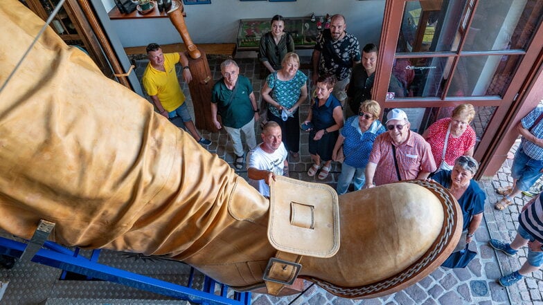 Denise John (im weißen Shirt) von der Stiefelwacht erklärt einer Reisegruppe aus Halle, weshalb es in Leisnig einen Stiefel gibt, der niemandem passt. Der Besuch des Museums und der Burg Mildenstein ist Teil des Ausflugsprogramms.