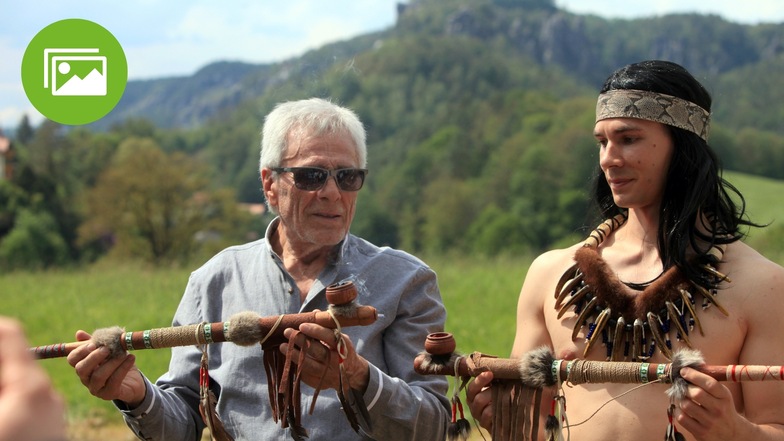 Wiedersehen mit Gojko Mitić: Vor fast 60 Jahren hat er in Rathen die Schlussszene des Defa-Indianerfilms "Die Söhne der großen Bärin" gedreht. Jetzt griff er wieder zur Friedenspfeife.