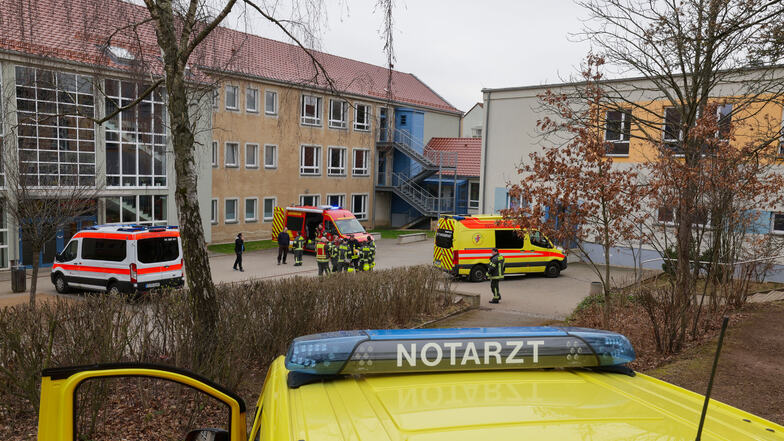 Über 50 Einsatzkräfte von Feuerwehr, Rettungsdienst und Polizei sind am Montag an der Oberschule Lichtenstein im Einsatz.