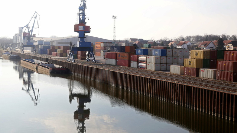 Der Hafen in Riesa arbeitet seit längerer Zeit an der Kapazitätsgrenze, heißt es von der SBO.
