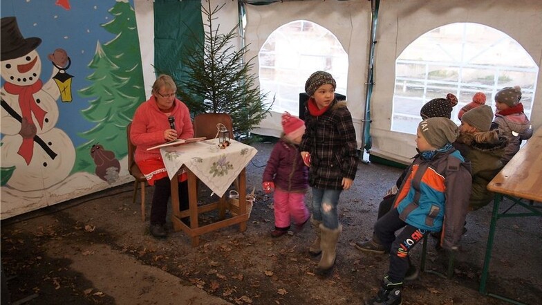 Die Märchenoma las den Kindern auf dem Mückaer Weihnachtsmarkt das Märchen von der „Goldenen Gans“ von den Gebrüdern Grimm vor.