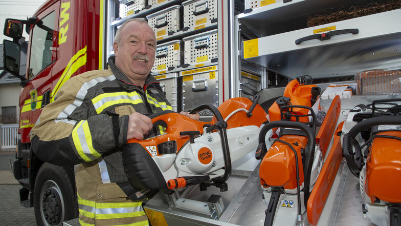 Stadtwehrleiter Falk Arnhold stellt den neuen Rüstwagen der Wilsdruffer Feuerwehr vor.