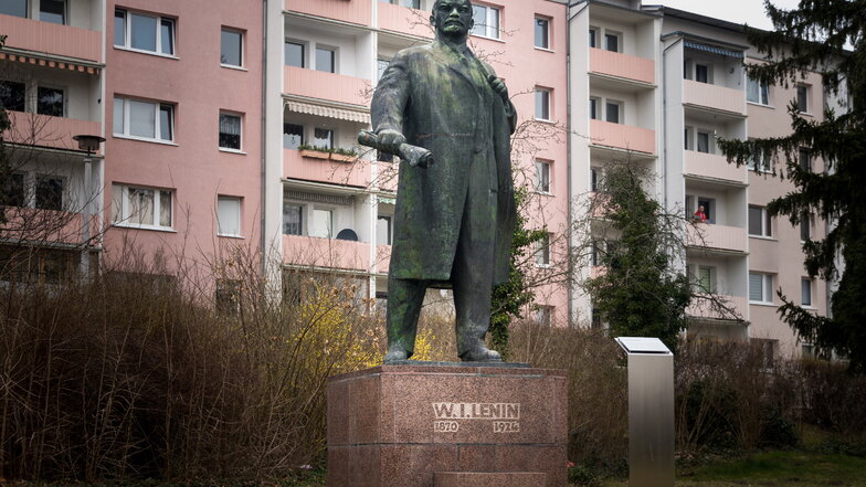 So sah die Lenin-Statue Mitte März dieses Jahres aus. Bis kurz nach der Wiedervereinigung hatte sie auf dem Rathausplatz gestanden, der zu DDR-Zeiten Lenin-Platz hieß. Seit etwa zehn Jahren gibt es am heutigen Standort eine Tafel, die die einordnenden Inf
