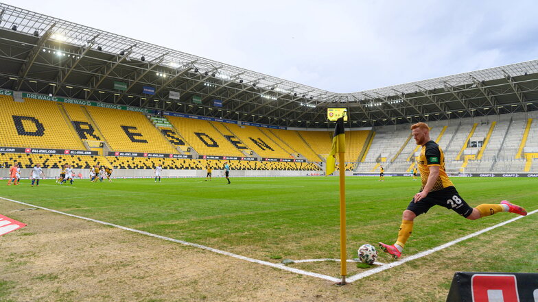 Der Rasen im Dynamo-Stadion ist schon wieder ramponiert. Dabei wurde er erst im Dezember ausgetauscht.