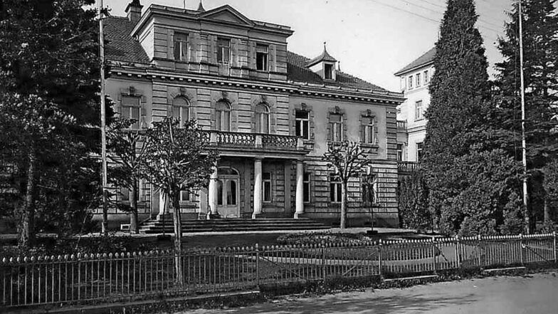 Historische Ansicht der Haebler-Villa in Großschönau. Überliefert ist auch eine andere Schreibweise des Namens: Der Chronist Friedrich August Czischkowsky verwies darauf, dass „Häbler“ die ursprüngliche Schreibweise sei.