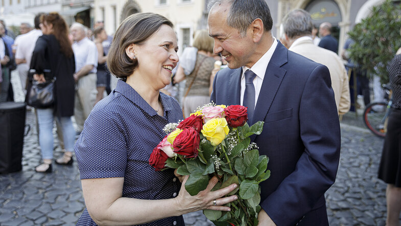 Ein Moment der Zweisamkeit nach dem Sieg: Octavian Ursu schenkt seiner Frau auf dem Görlitzer Untermarkt einen Blumenstrauß.