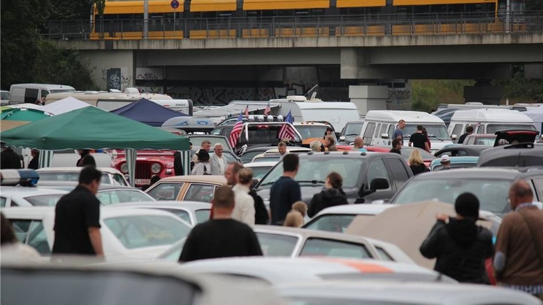 Das Festgelände der US-Car-Convention im Ostra-Gehege wurde im Vergleich zu den Vorjahren vergrößert. Insgesamt 1.000 Fahrzeuge haben jetzt hier Platz.