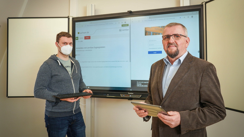 Robert Püschner (l.) und Wolfram Wiezorek vom Medienpädagogischen Zentrum Bautzen haben in den letzten Monaten die Schulen für das Lehren mit den sächsischen Lernplattformen vorbereitet.
