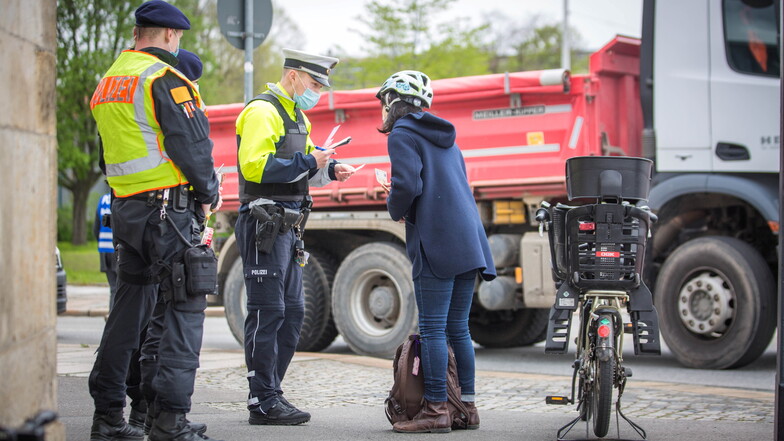 Diese Frau ist auf der falschen Seite über die Marienbrücke gefahren. Das kostet 20 Euro Strafe.