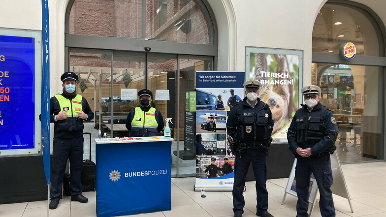 Am Dresdner Bahnhof gibt es am Montag anlässlich der bundesweiten Kontrolle einen Informationsstand zu Straftatenprävention, aber auch zur Maskenpflicht. Gekommen sei aber leider noch kein Bürger, verraten Silke Fenten von DB Sicherheit und Uwe Clausnitze