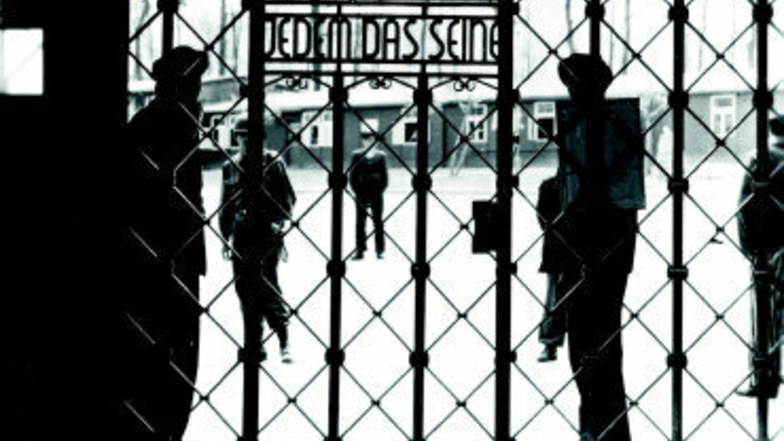 Ein Blick auf das Eingangstor des KZ Buchenwald mit der Inschrift „Jedem das Seine“. Alfred Stübner, der selbst Gefangener war, hat es nach der Befreiung des Lagers aufgenommen.