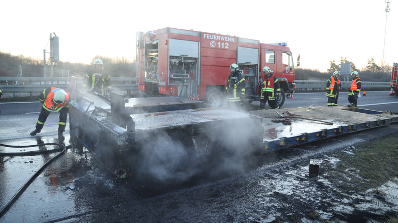 Wegen des  Brandes eines Sattelaufliegers musste die Abfahrt Schönborn der A13 musste voll gesperrt werden. 