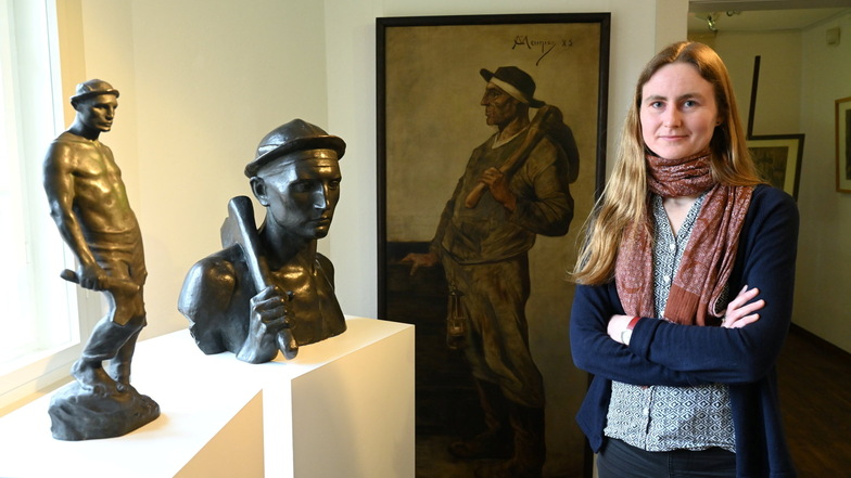 Dr. Inga Remmers mit Bronzen und einem Gemälde von Constantin Meunier, Leihgaben des Deutschen Bergbau-Museums Bochum, im Robert-Sterl-Haus in Naundorf.