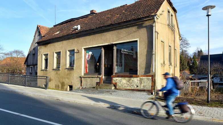 Das Haus an der Zollstraße in Seifhennersdorf verfällt.